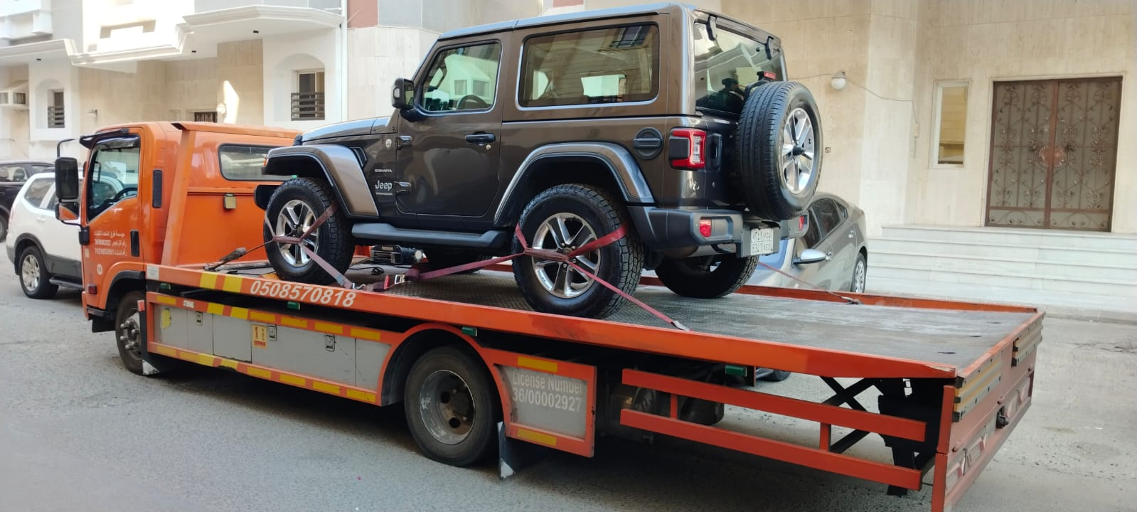 سطحة برتقالية تنقل سيارة مرسيدس G-Class في الخبر