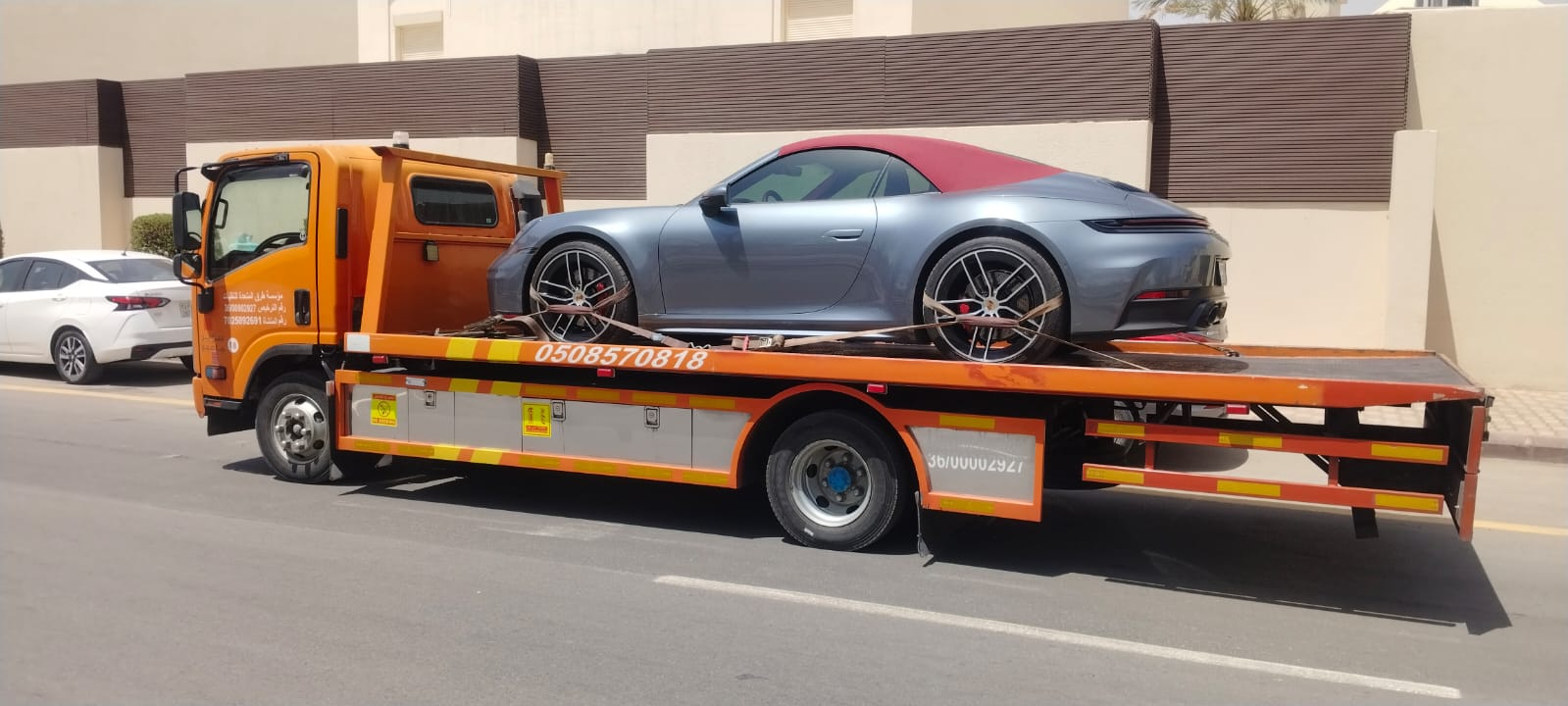 نقل سيارة مرسيدس S-Class بسطحة في الدمام ليلًا