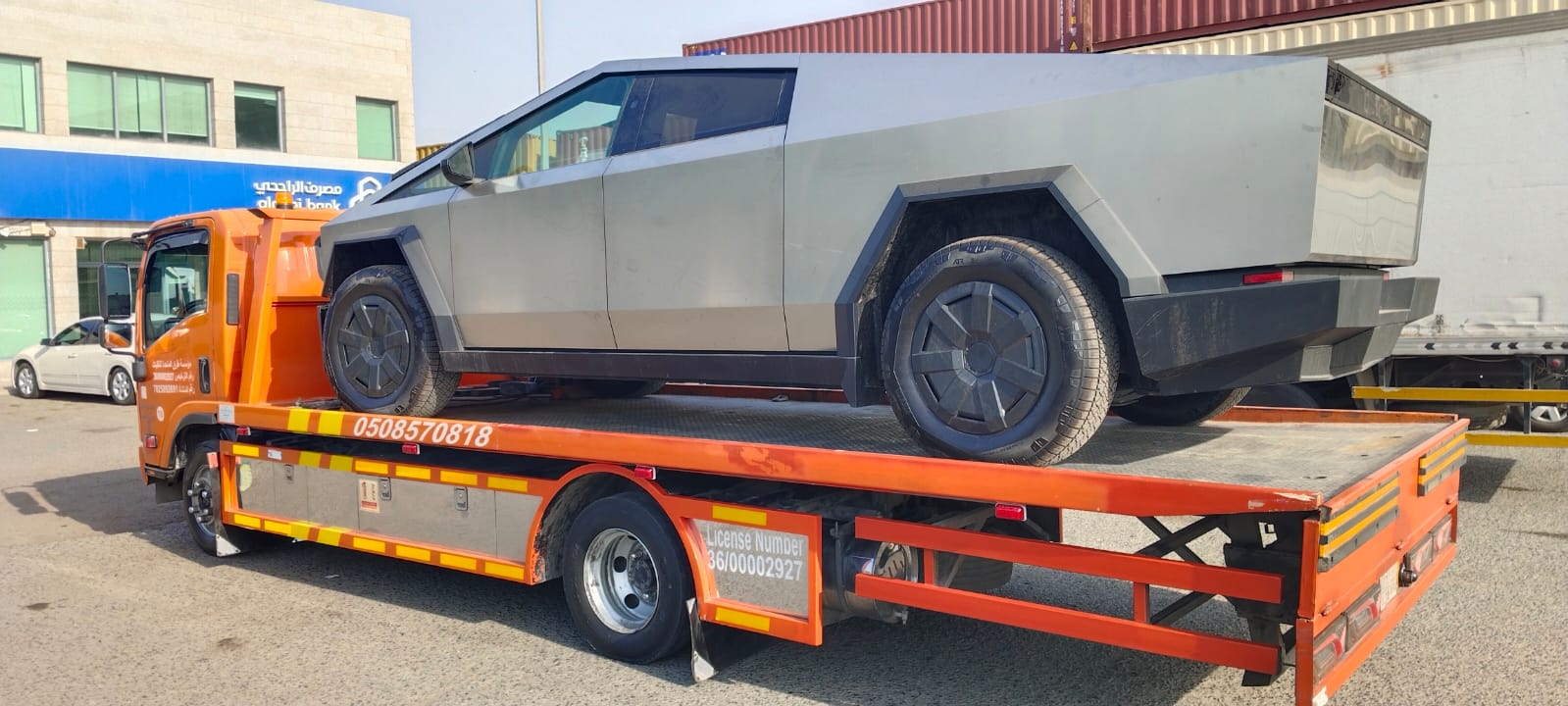 سطحة لنقل سيارة رنج روفر VIP في الظهران